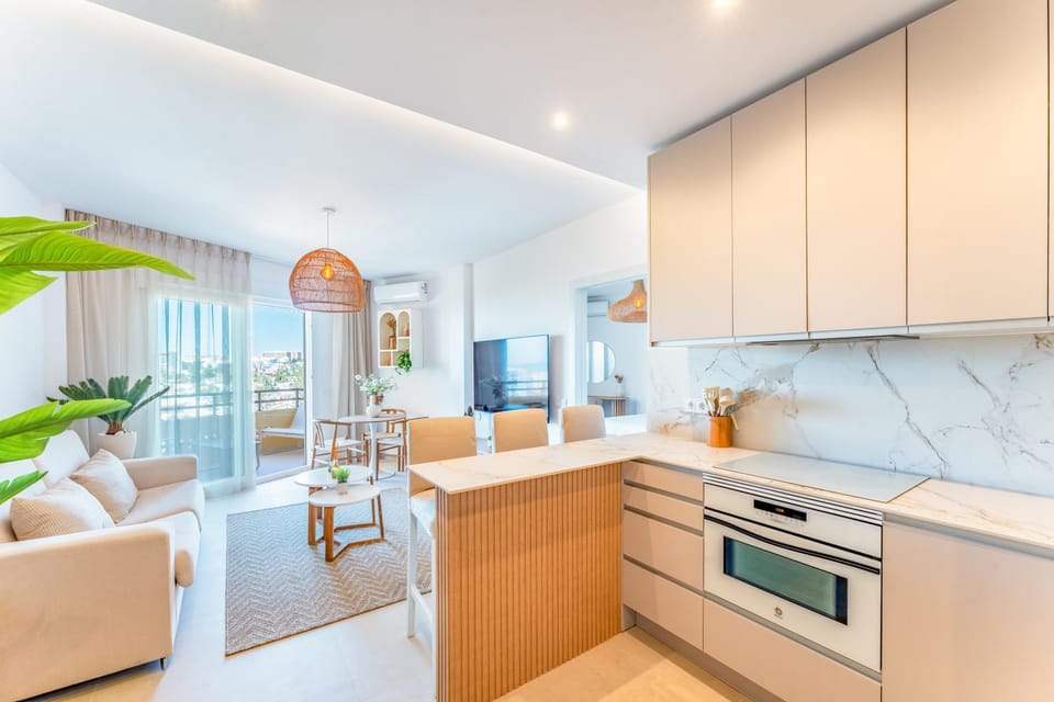 Kitchen or kitchenette, dishwasher, minibar, stove