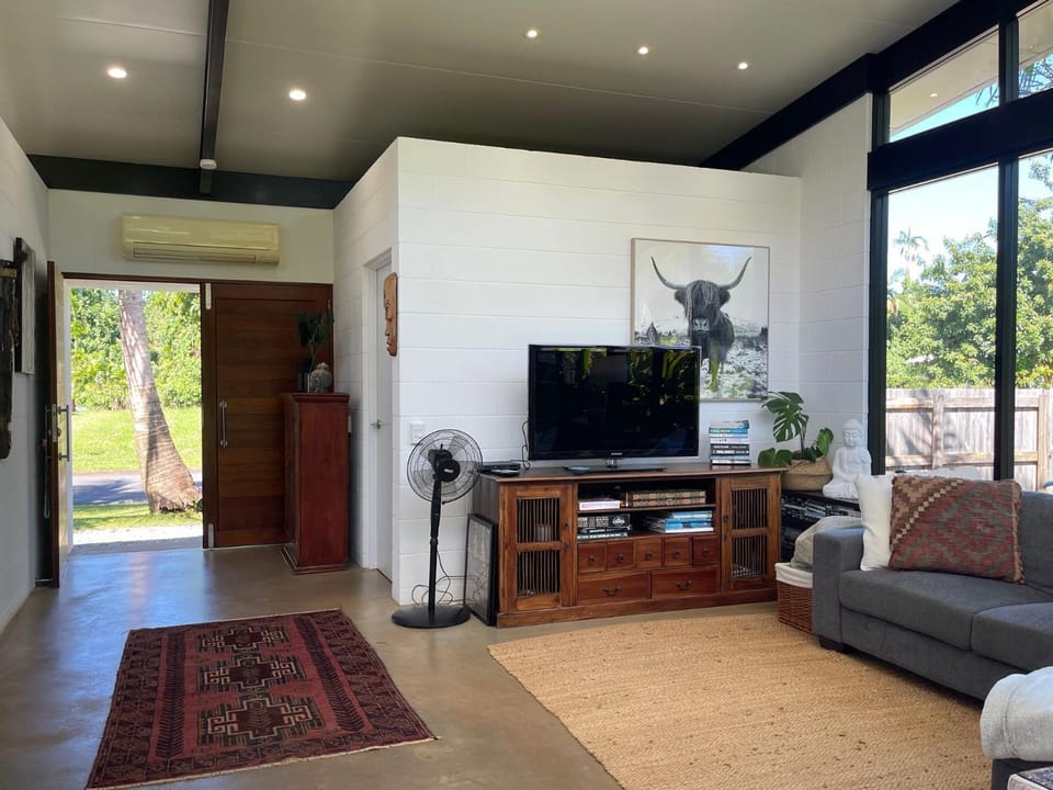 Tropical modernist Retreat House in Mission Beach