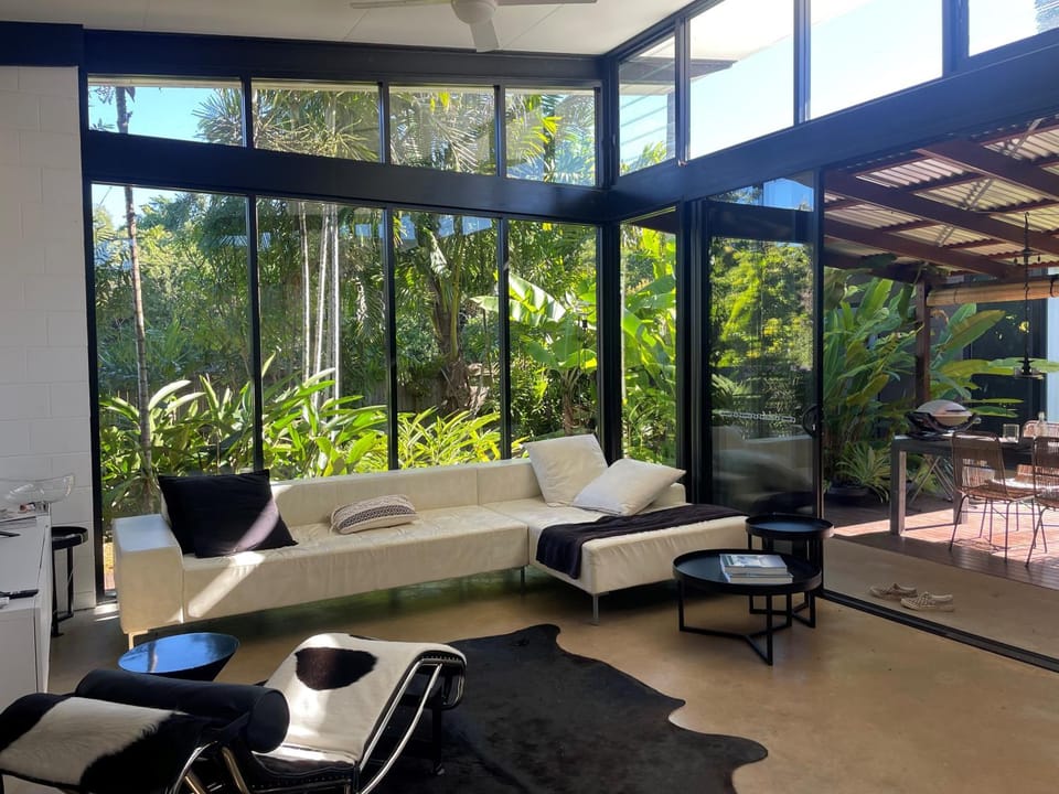 Tropical Modernist Retreat House in Mission Beach