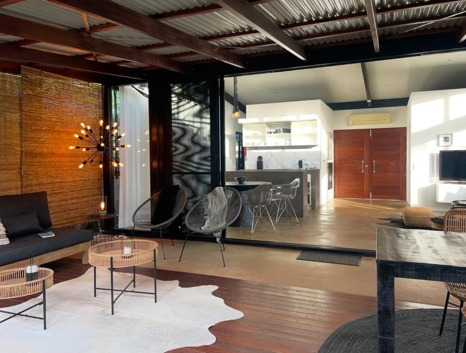 Tropical Modernist Retreat House in Mission Beach