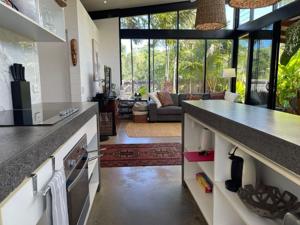 Tropical modernist Retreat House in Mission Beach