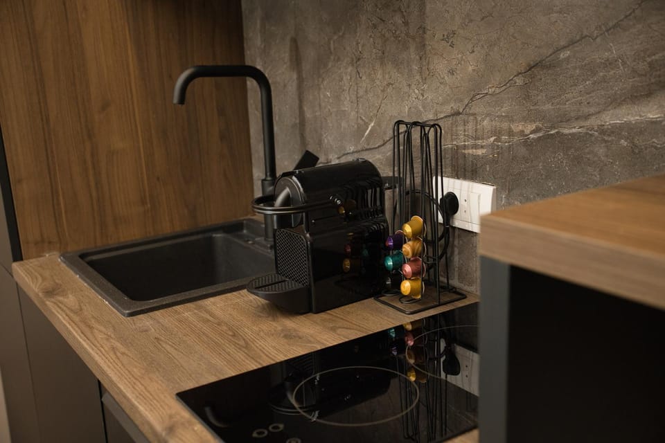 Coffee/tea facilities, Kitchen or kitchenette, stove