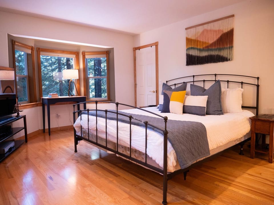 Mountain Retreat near Skiing, HotTub, PetFriendly Villa in Tahoe City