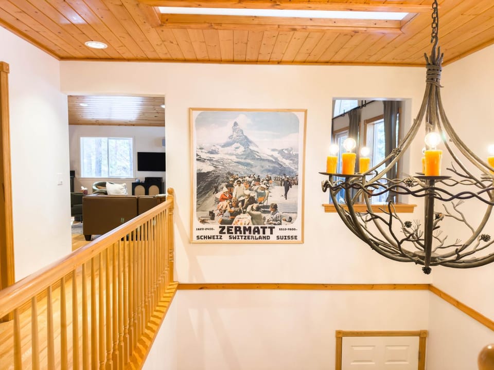 Mountain Retreat near Skiing, HotTub, PetFriendly Villa in Tahoe City