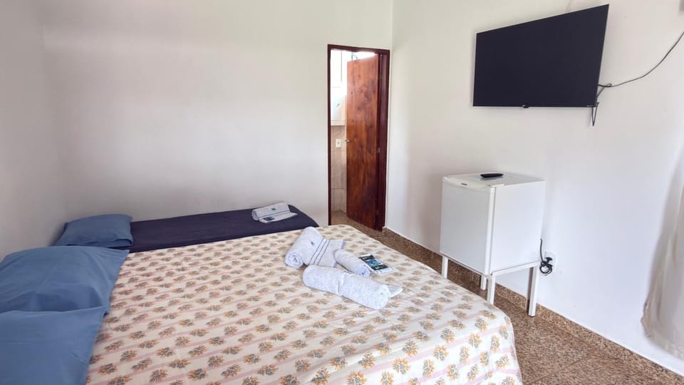 Bed, TV and multimedia, Photo of the whole room, Bedroom, towels