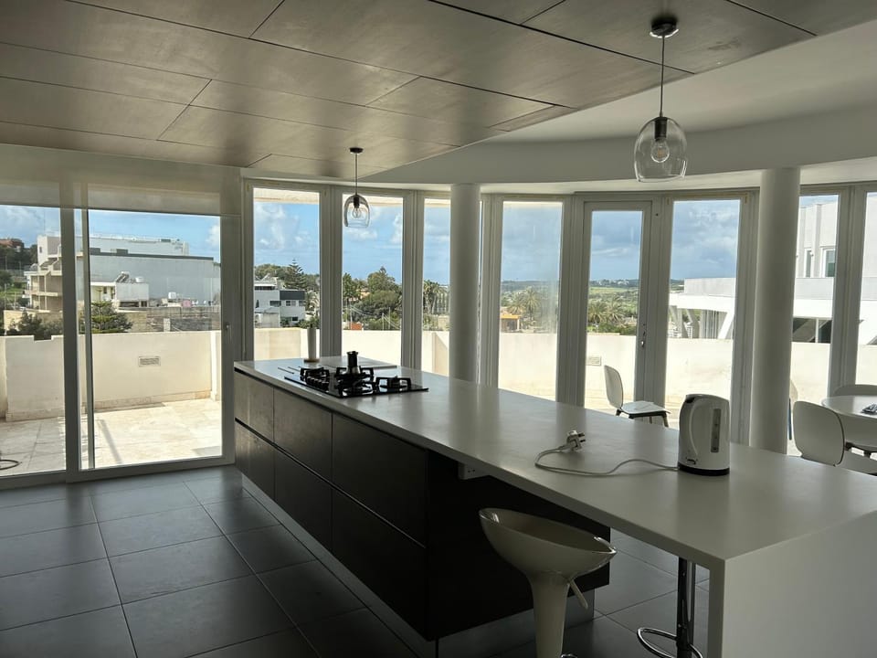 Sunny Penthouse Central Apartment in Saint Paul's Bay