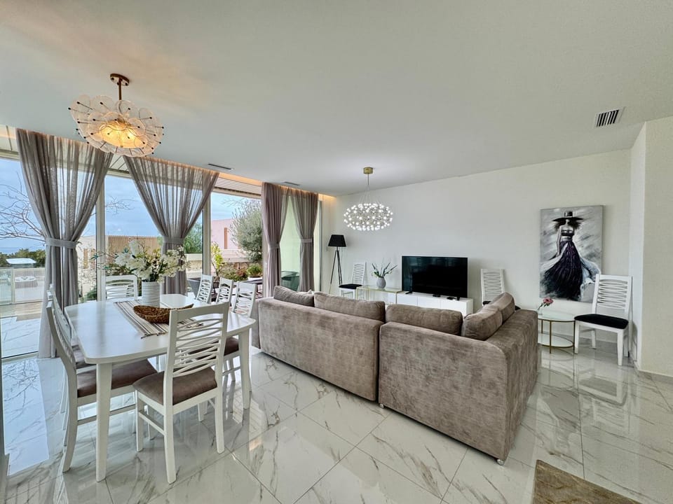 Communal lounge/ TV room, TV and multimedia, Living room, Seating area, Dining area, Evening entertainment