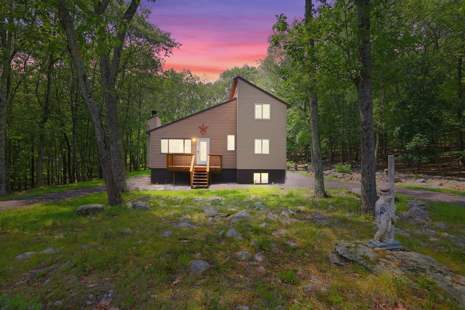 Secluded Cabin, Jacuzzi, Pool Table, King Bed & Fire Pit Cabin in Pocono Mountains