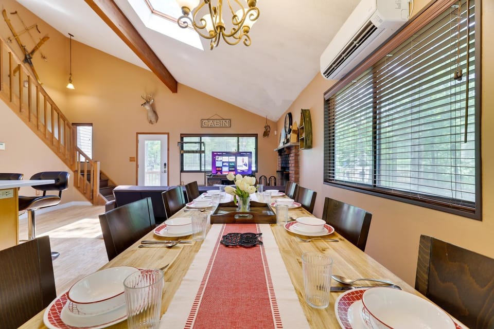 Secluded Cabin, Jacuzzi, Pool Table, King Bed & Fire Pit Cabin in Pocono Mountains