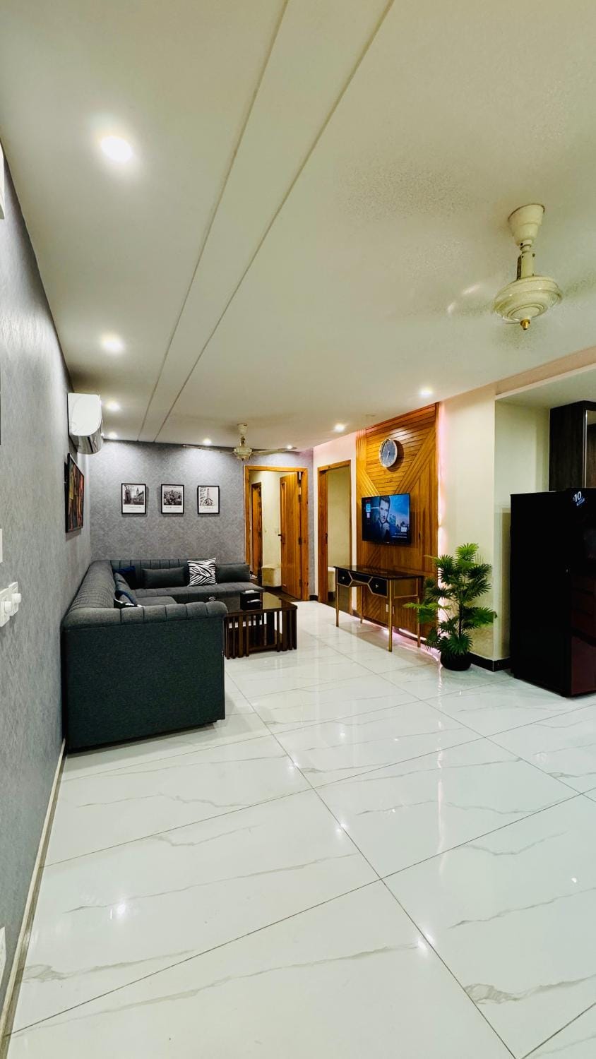 Communal lounge/ TV room, TV and multimedia, Living room, Seating area, air conditioner