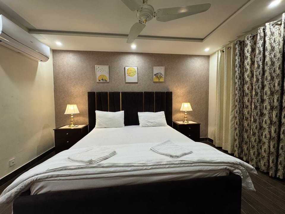 Bed, Photo of the whole room, Bedroom, air conditioner