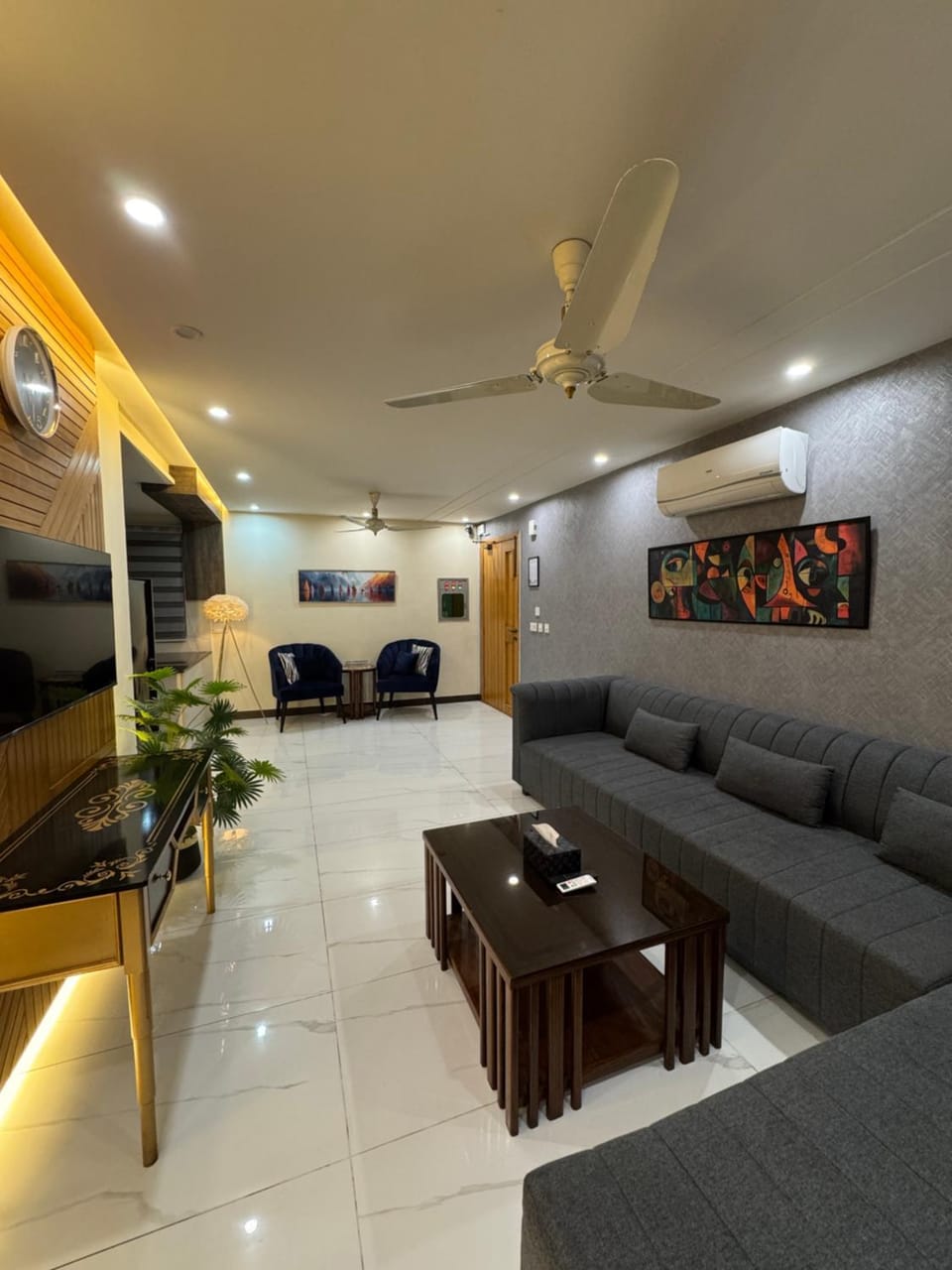 Communal lounge/ TV room, TV and multimedia, Living room, Seating area, air conditioner