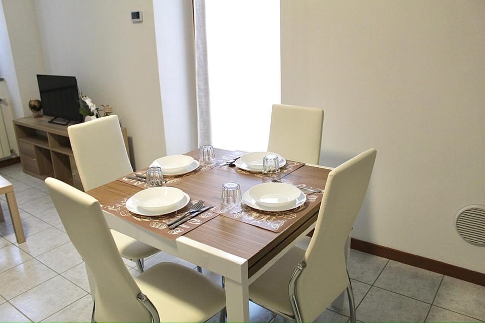 TV and multimedia, Seating area, Dining area
