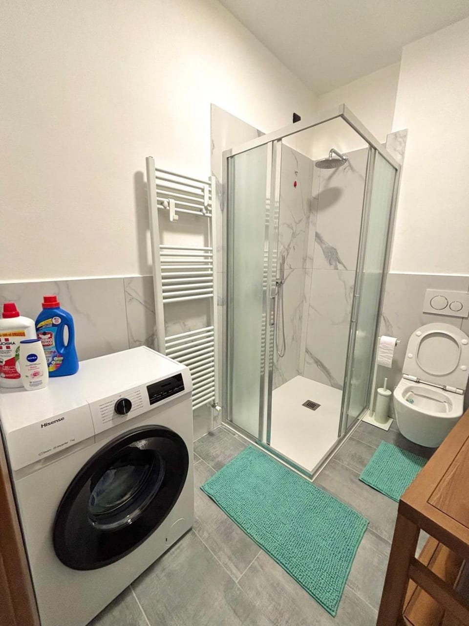Shower, Toilet, Bathroom, towels, washing machine