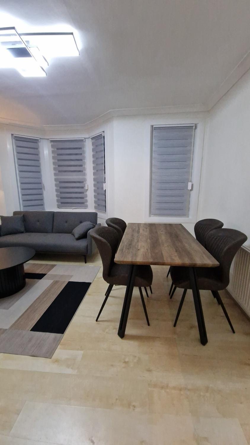 London Luxury near Tube Station Apartment in London