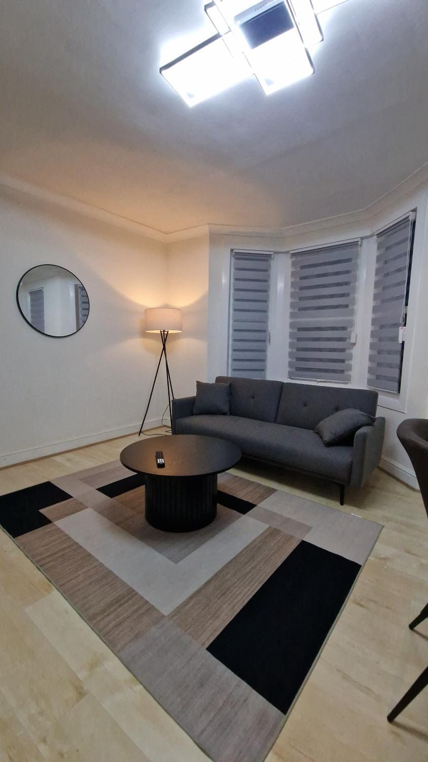 London Luxury near Tube Station Apartment in London