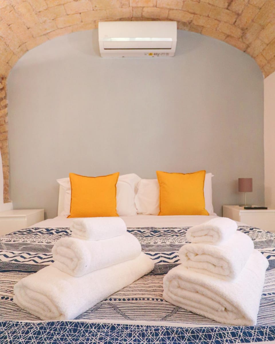 Bed, Photo of the whole room, Bedroom, air conditioner