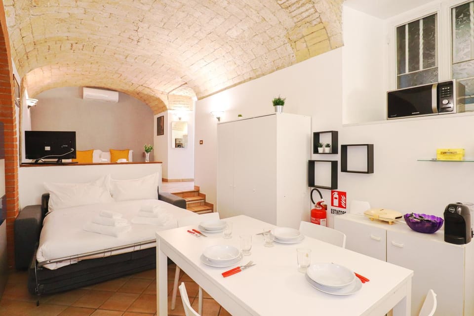 Bed, TV and multimedia, Coffee/tea facilities, Kitchen or kitchenette, Food and drinks, Photo of the whole room, Seating area, Dining area, Bedroom, Food