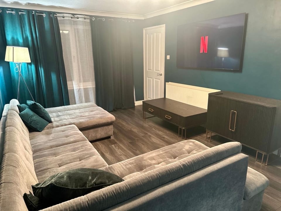 Bed, TV and multimedia, Living room, Photo of the whole room, Seating area
