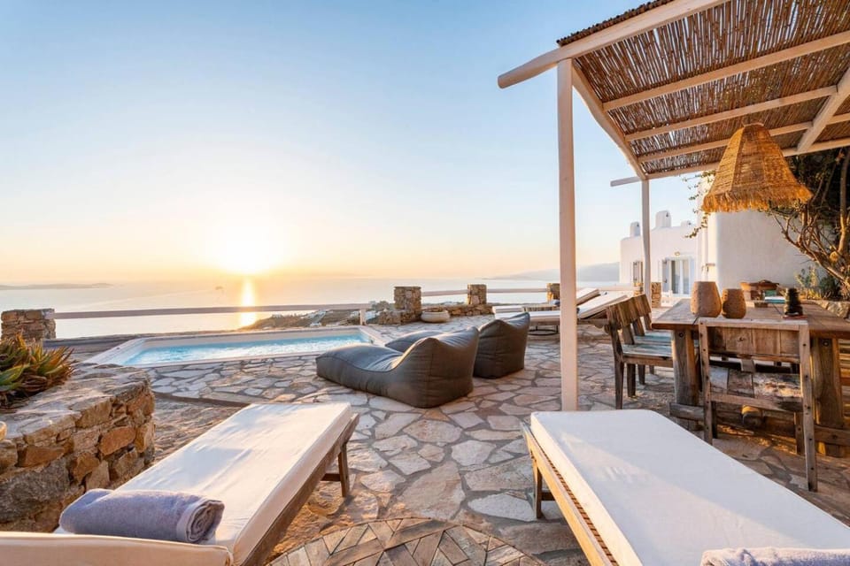 Patio, Natural landscape, View (from property/room), Balcony/Terrace, Dining area, Pool view, Sea view, Swimming pool, sunbed