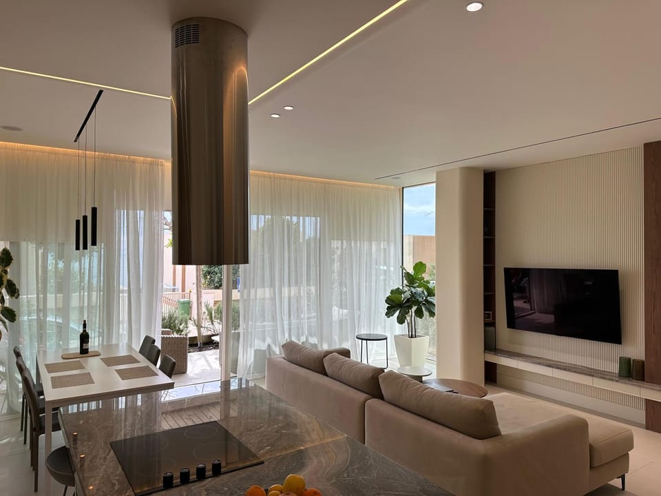 Communal lounge/ TV room, TV and multimedia, Living room, Seating area, Evening entertainment