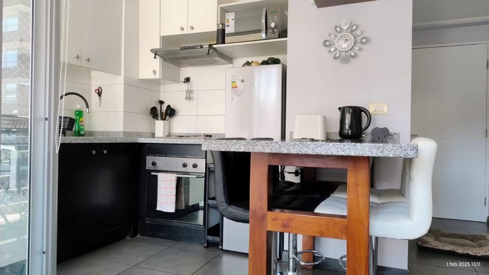 Dining area, oven, stove, toaster