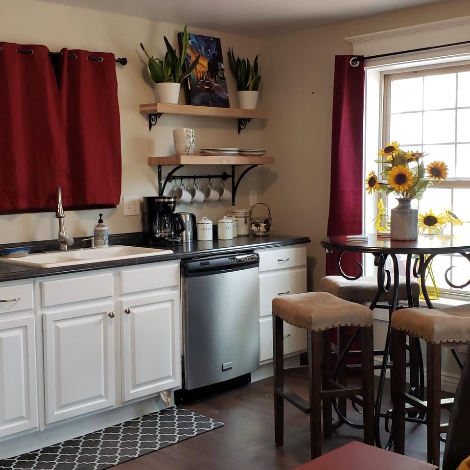 Kitchen or kitchenette, Dining area