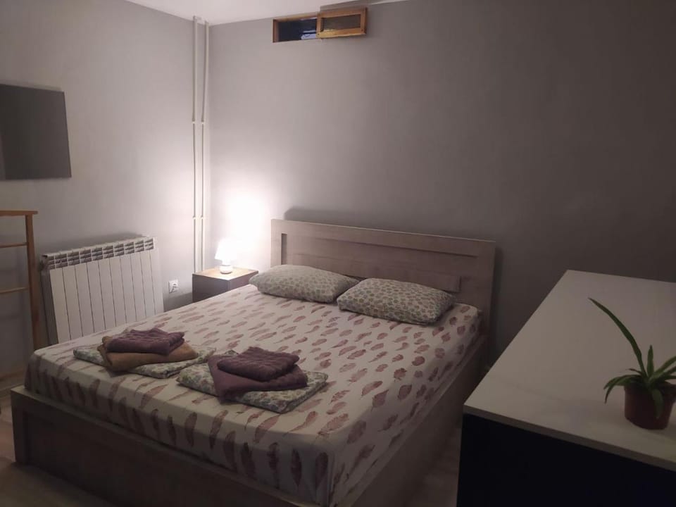 Bed, Photo of the whole room, towels