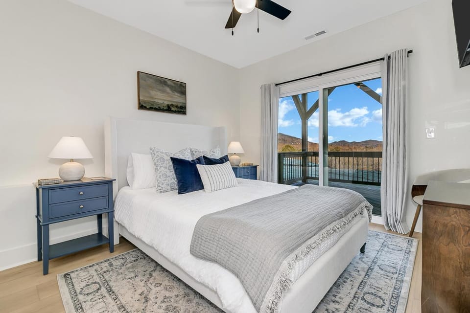 Bed, Natural landscape, TV and multimedia, Balcony/Terrace, Seating area, Bedroom, Mountain view