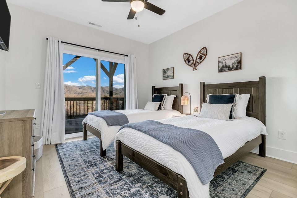 Bed, TV and multimedia, Balcony/Terrace, Seating area, Bedroom, Mountain view