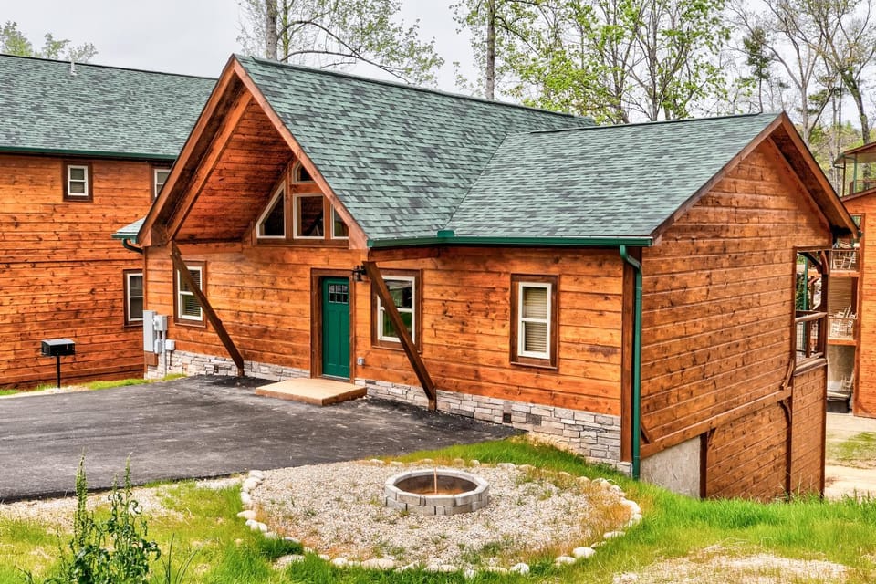 Property building, Facade/entrance, Activities, BBQ facilities, Balcony/Terrace, Parking, fireplace