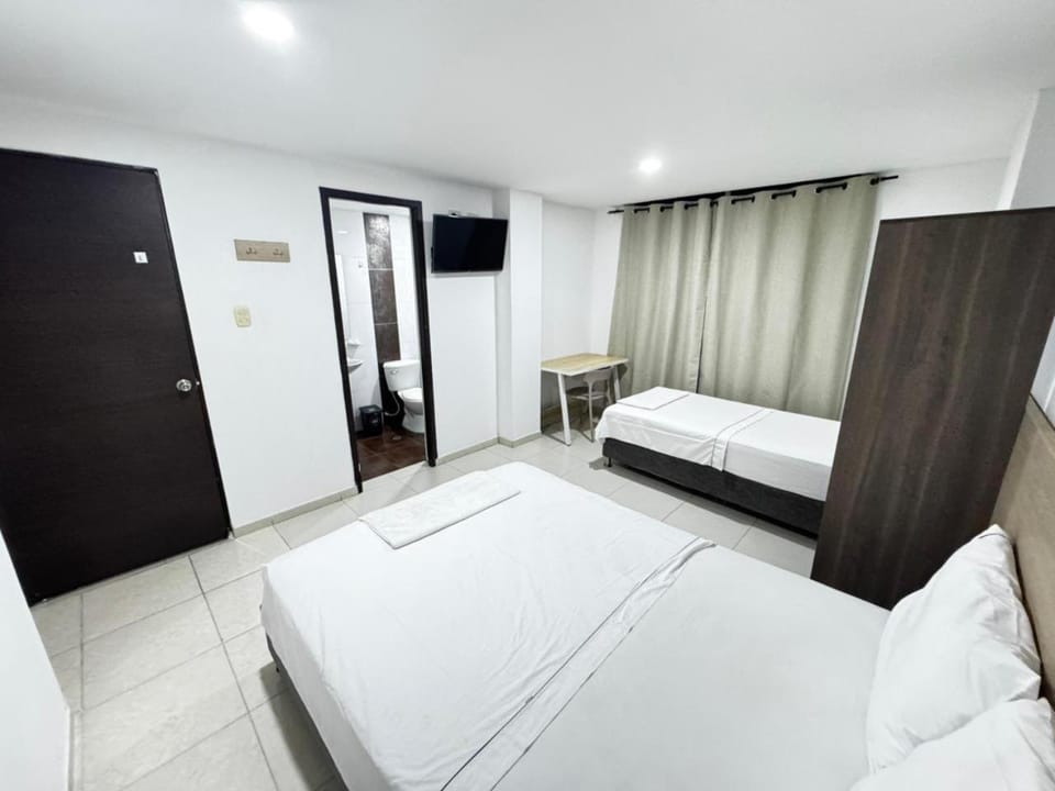 Bed, TV and multimedia, Photo of the whole room, Bedroom, wardrobe, air conditioner