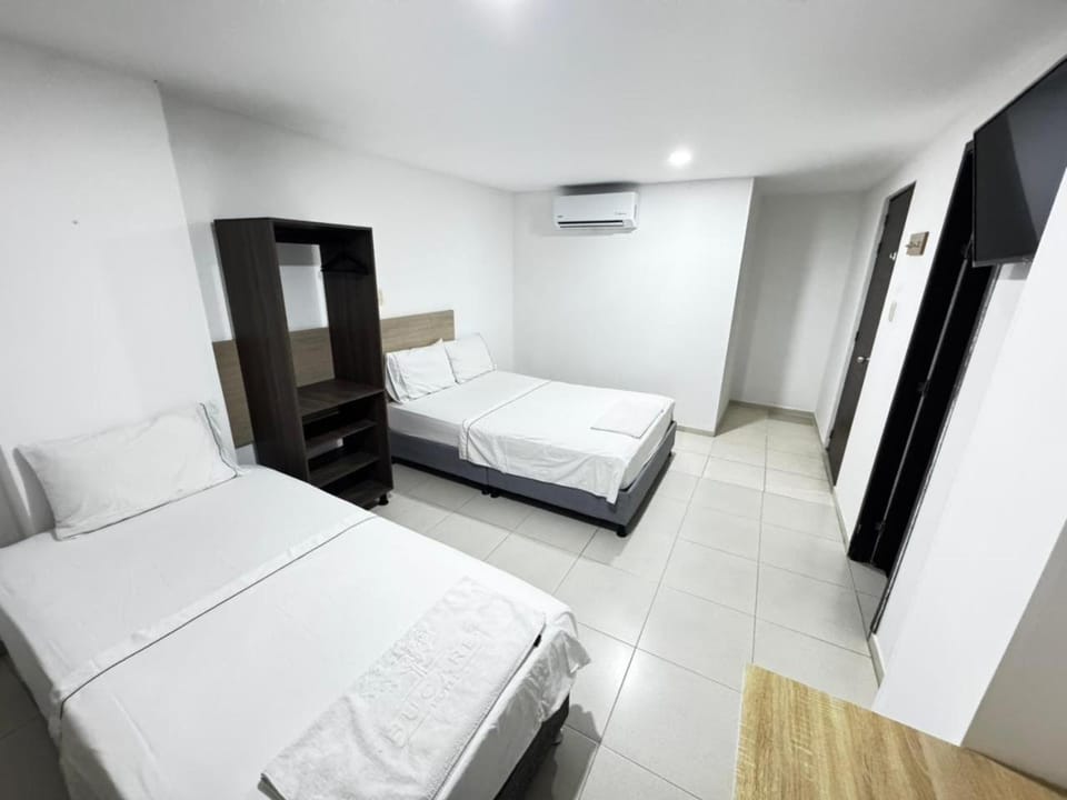 Bed, TV and multimedia, Photo of the whole room, Bedroom, towels, wardrobe, air conditioner