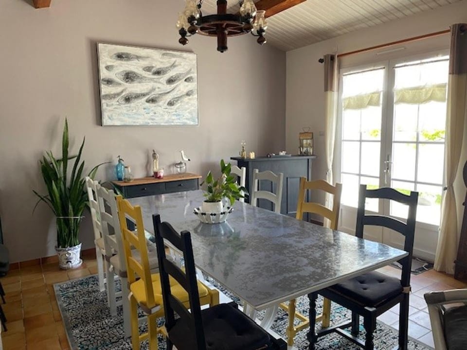 Maison Confortable Noirmoutier pour 6 Pers, Jardin Clôturé - FR-1-823-11 House in Pays de la Loire
