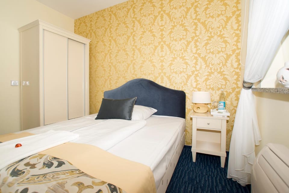Bed, Photo of the whole room, Decorative detail, Bedroom, Family, wardrobe
