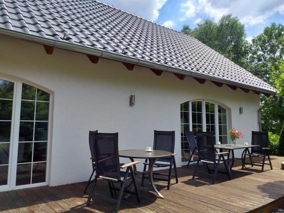 Property building, Patio, Day, Garden, Balcony/Terrace, Dining area, Evening entertainment