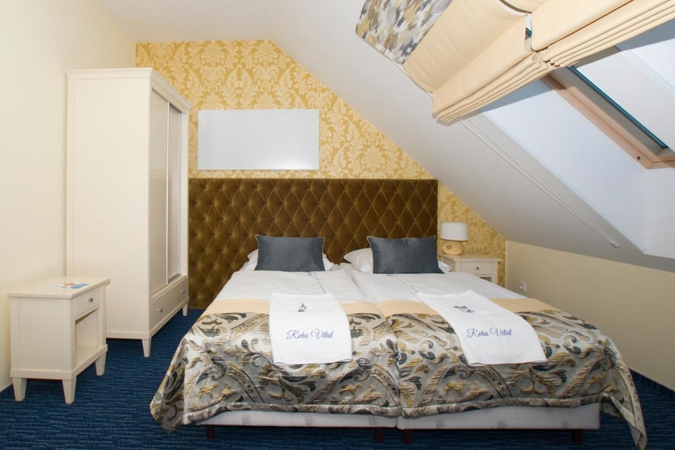 Bed, Other, Other, Other, Photo of the whole room, Decorative detail, Seating area, Bedroom, Family, towels, towels, wardrobe