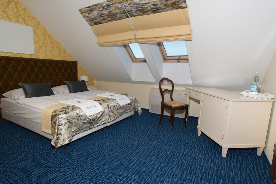 Bed, Living room, Photo of the whole room, Seating area, Bedroom, Non alcoholic drinks, Family, wardrobe