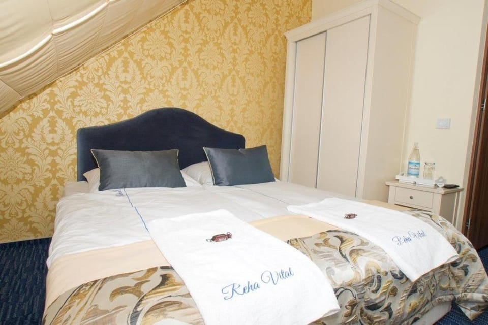 Bed, Other, Other, Other, Photo of the whole room, Decorative detail, Seating area, Bedroom, Family, towels, towels, wardrobe