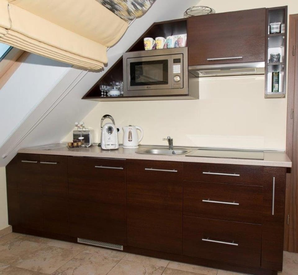 Coffee/tea facilities, Kitchen or kitchenette, Decorative detail, group of guests, Family