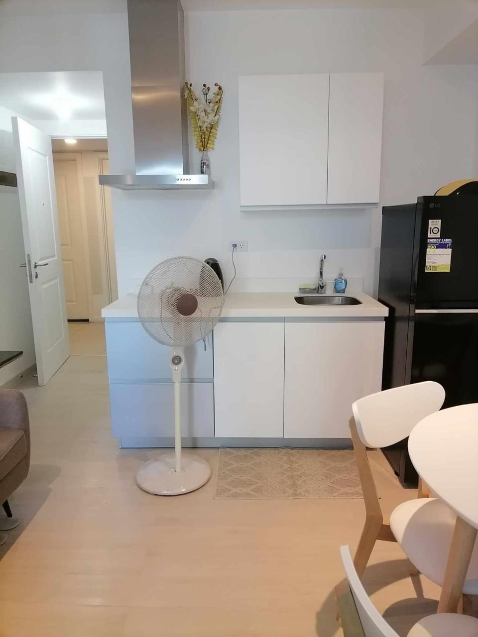 Kitchen or kitchenette, Seating area, Dining area, stove