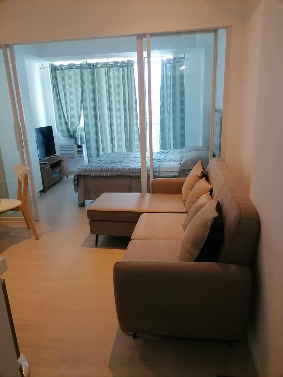 Communal lounge/ TV room, Bed, TV and multimedia, Living room, Photo of the whole room, Seating area, Evening entertainment, Bedroom