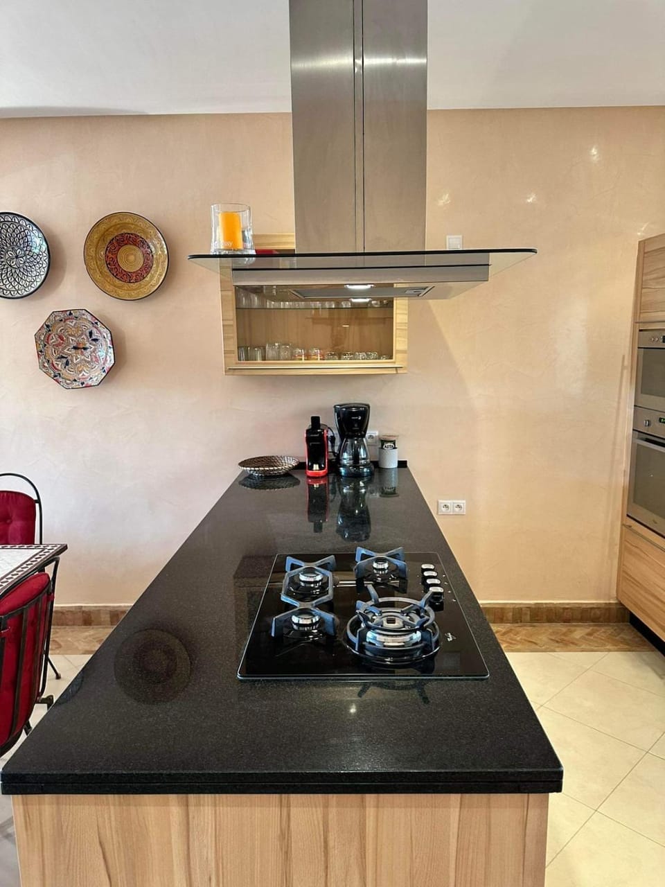 Kitchen or kitchenette, Lounge or bar, minibar, stove