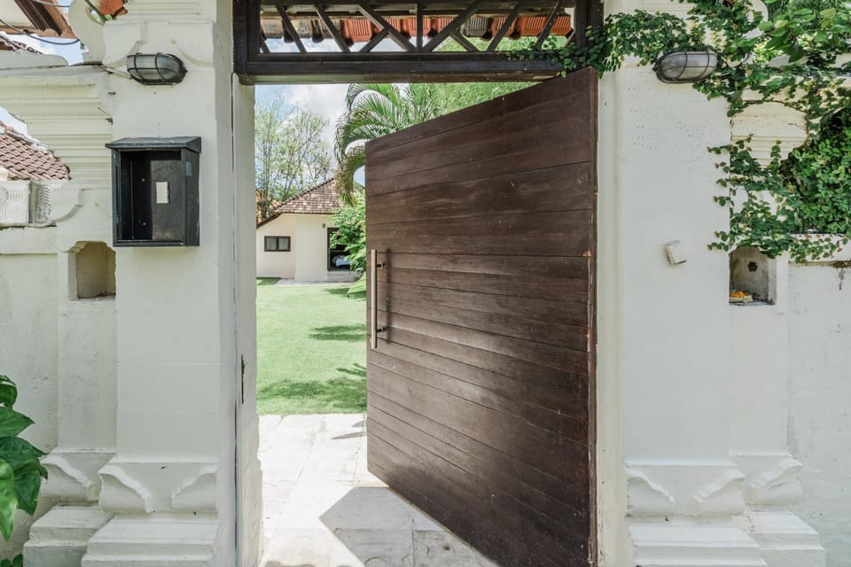 10 Bedroom Villa Vista Seminyak Villa in Kuta