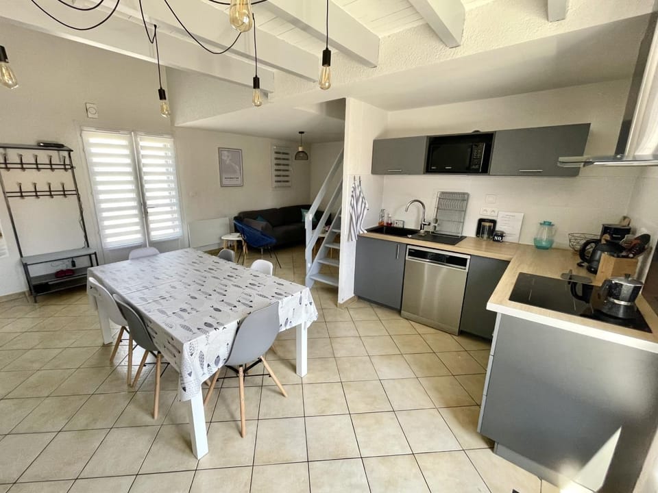 Maison mitoyenne à Barbâtre - Proche plage et centre, jusqu'à 6 personnes - FR-1-823-52 House in Pays de la Loire