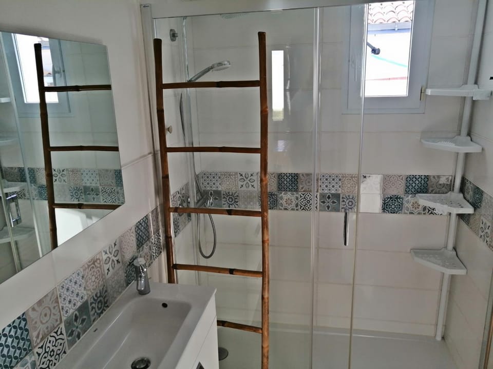 Maison Noirmoutier entre Bourg et Plage, 4/6 pers, jardin, parking, TV, WiFi - FR-1-823-70 House in Noirmoutier-en-l'Île