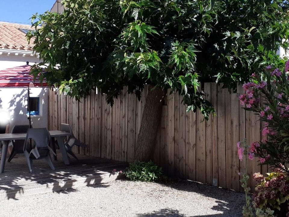 Maison mitoyenne à Barbâtre, proche plage, 4 personnes, Wi-Fi, jardin clos - FR-1-823-92 House in Pays de la Loire
