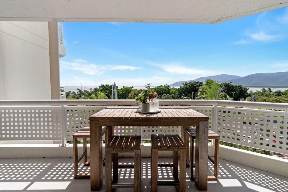 Belle Escapes Rydges Plaza Esplanade 54 with stunning ocean views Apartment in Cairns