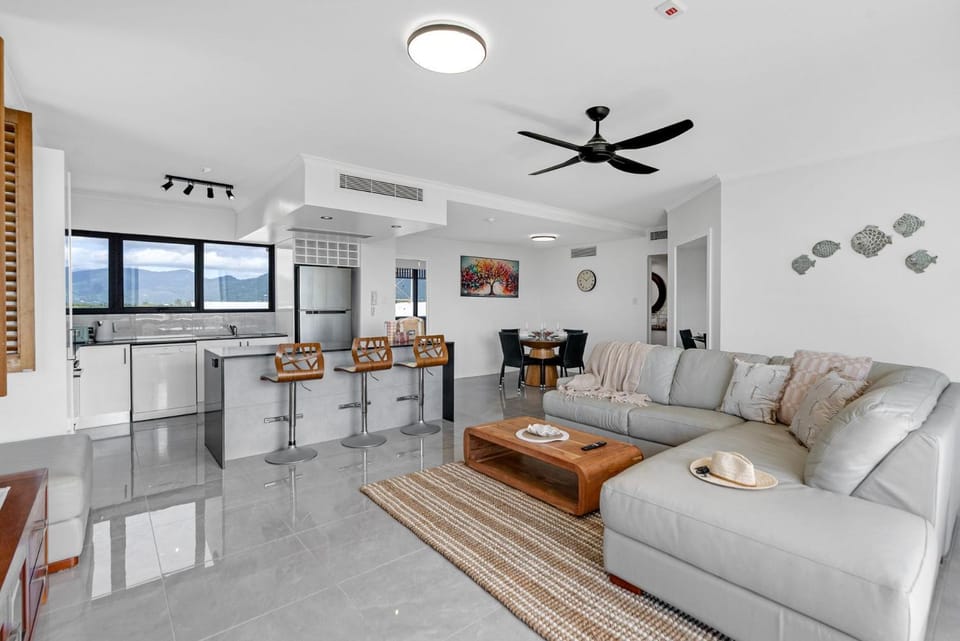 Belle Escapes Rydges Plaza Esplanade 54 with stunning ocean views Apartment in Cairns