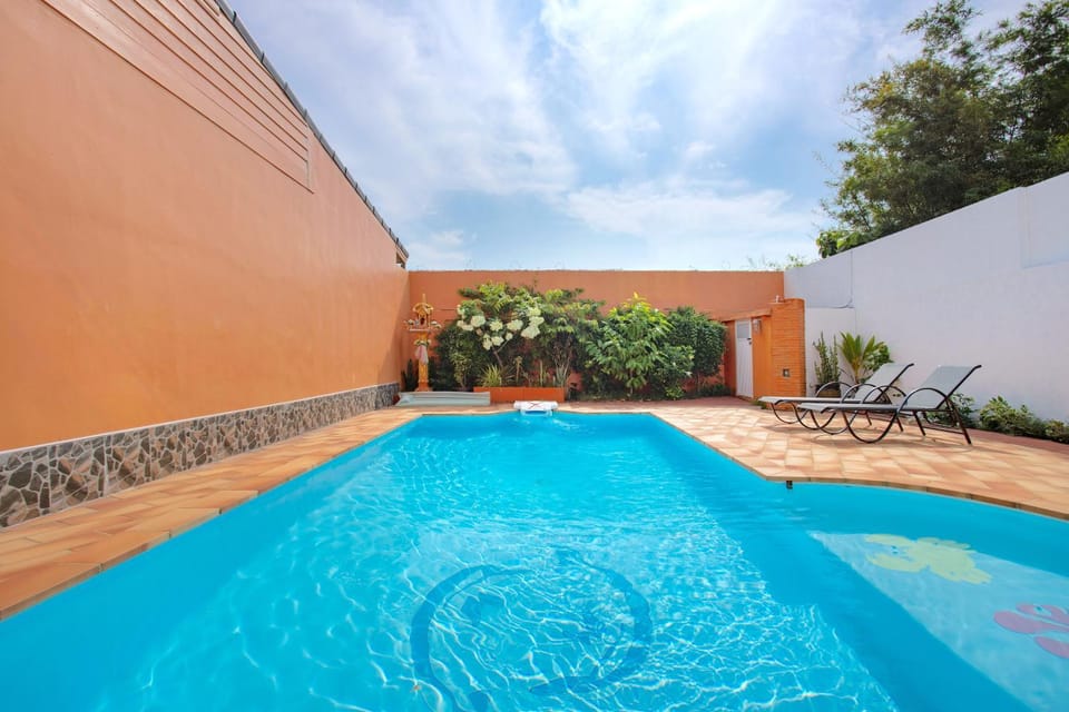 Pool view, Swimming pool, sunbed